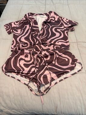 Wavy Print Pink & Brown Women's Lounge Shorts